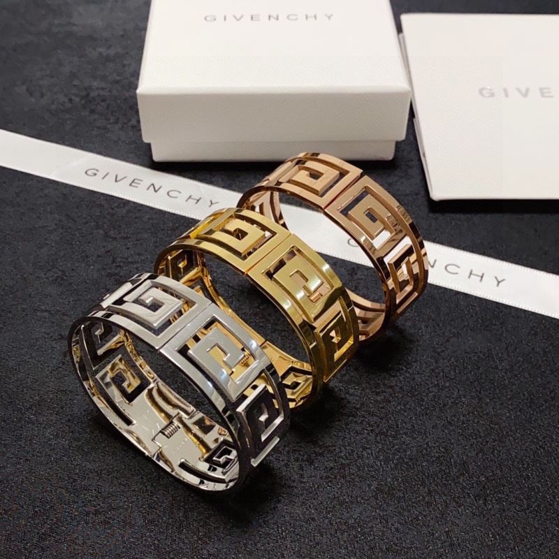 GIVENCHY
